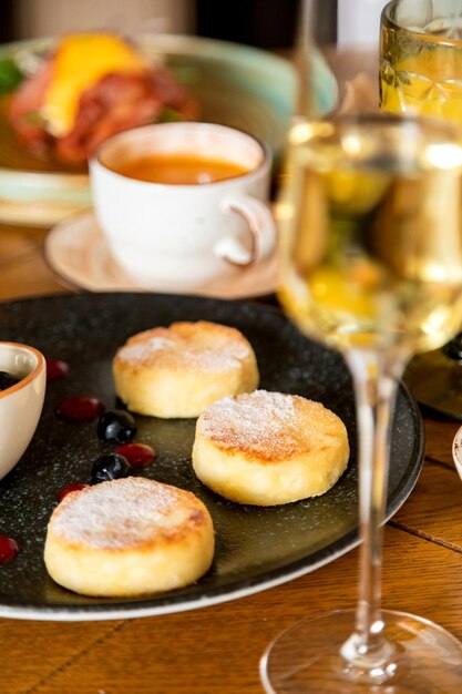 Table de petit-déjeuner avec une variété de plats et de boissons