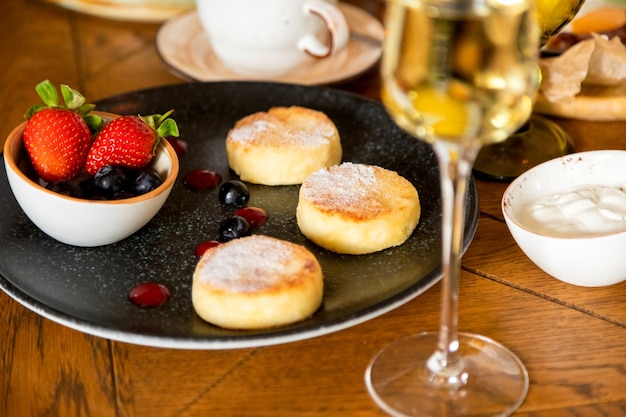 Table de petit-déjeuner avec une variété de plats et de boissons