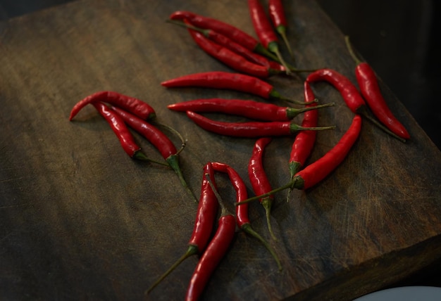 Une table avec des piments rouges dessus