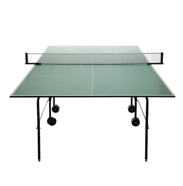 Table de ping-pong verte isolée sur blanc