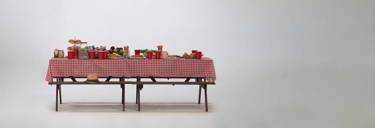 Photo table de pique-nique et nappe à carreaux rouges avec de la nourriture et des boissons pour une fête en plein air fond blanc isolé table de fête en bois avec des aliments et des barbecues pour les activités de pique-niques d'été