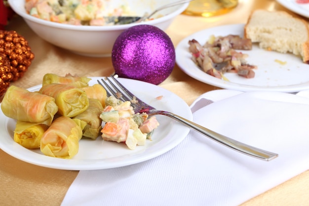 Table avec des plats de fête après le gros plan de la fête