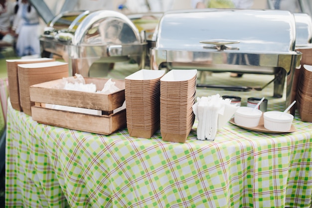 Une table avec des plats servis et des conteneurs.