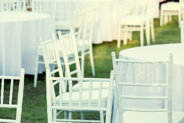 Table en plein air à la réception de mariage