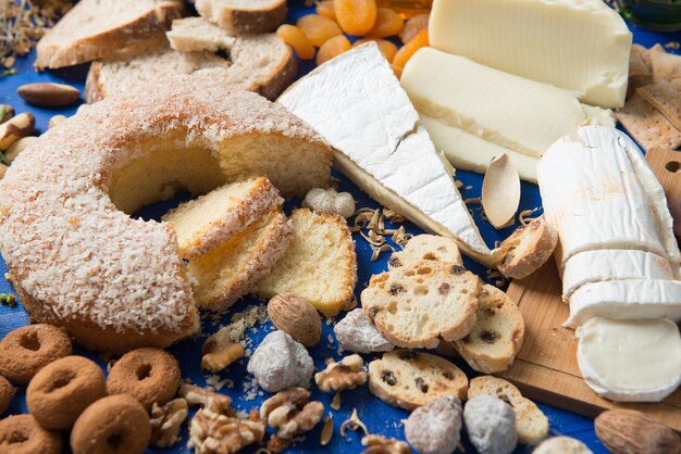 table pleine de bonbons faits maison pour le petit déjeuner ou le goûter