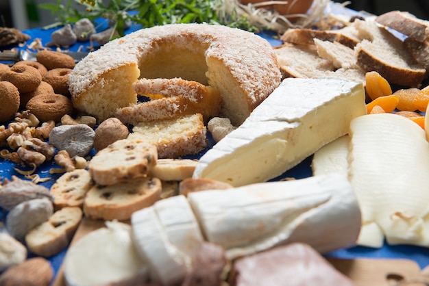 table pleine de bonbons faits maison pour le petit déjeuner ou le goûter