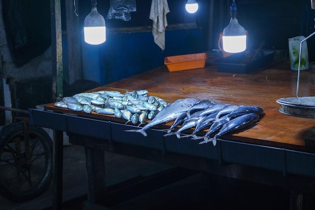 Une table de poissons et autres fruits de mer sur le comptoir du marché