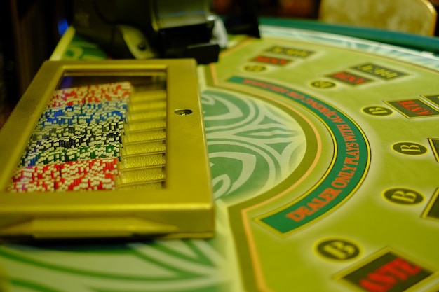 Photo une table de poker vide dans un casino