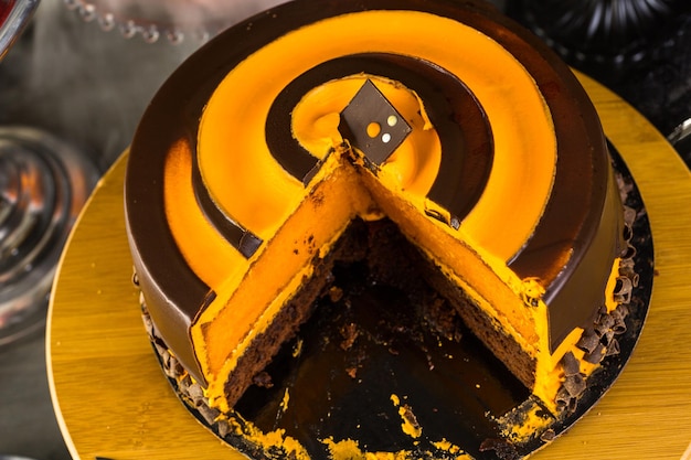 Table avec des pommes de bonbons colorées et un gâteau pour la fête d'Halloween.