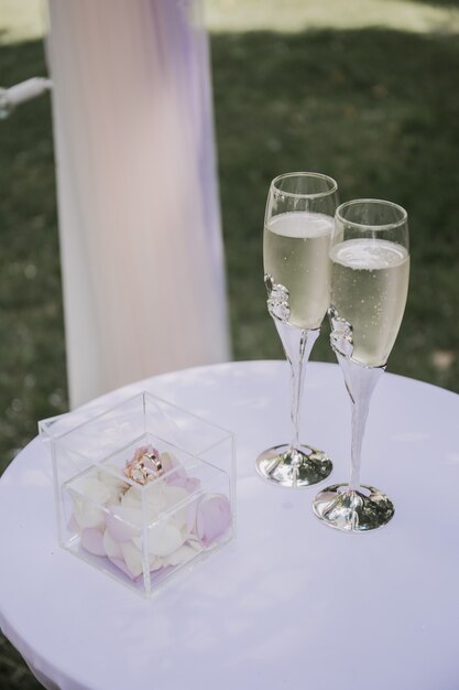 Table pour une cérémonie de mariage avec des verres