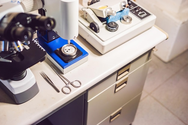 Photo une table de préparation d'échantillons dans un laboratoire avec un microscope optique, un système de coupe à ultrasons et une polisseuse micrométrique de précision