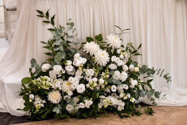 Table principale lors d'une réception de mariage avec de belles fleurs fraîches