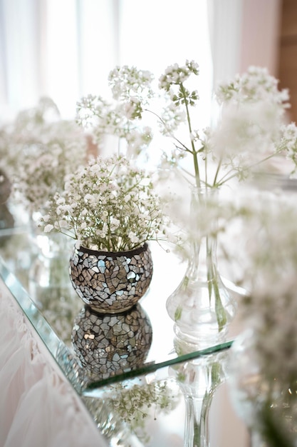 Table principale lors d'une réception de mariage avec de belles fleurs fraîches