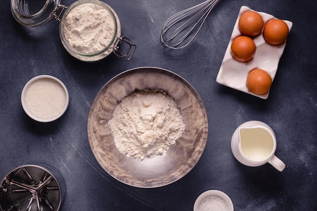 Table avec produits de boulangerie et outils