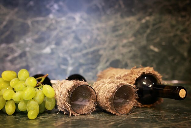 Photo table avec raisin bouteille de vin