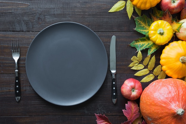 table avec récolte d'automne, citrouilles, aplles.Jour de remerciement. Vue de dessus