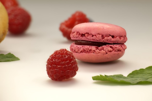 Table remplie de macaroons et de fruits Attrait visuel de la nourriture Joie des fruits et des desserts