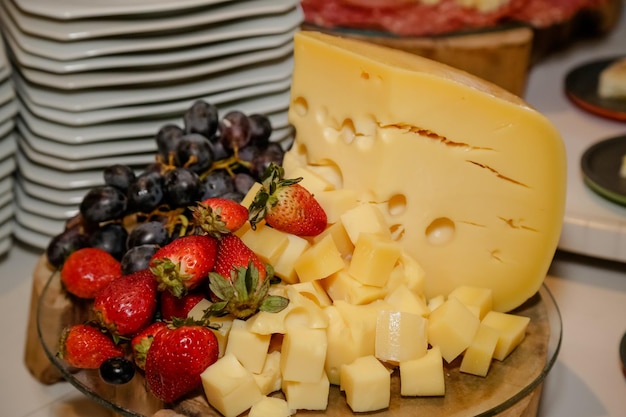 Table de repas joliment décorée pour les événements avec fromage et carret d'agneau.