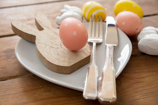 Table de repas de pâques décorée de lapin de pâques printanier et d'oeufs de pâques