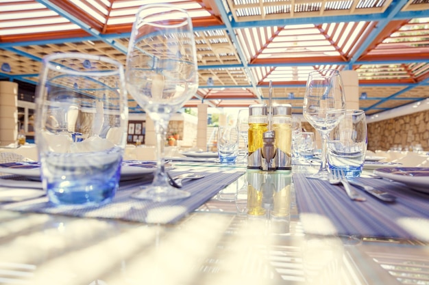 Table de restaurant aux couleurs vives et au style méditerranéen