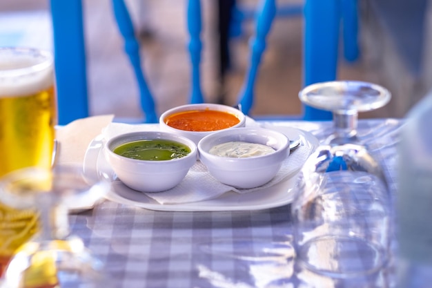 Table de restaurant aux trois sauces typiques des îles Canaries, appelées "mojo"