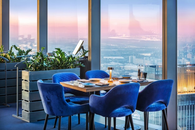 Table de restaurant donnant sur la ville du soir Moscow City Federation Tower Moscow