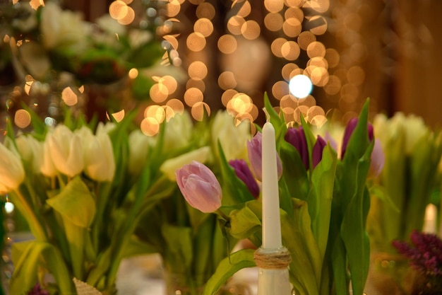 Photo table de restaurant, tulipes et bougies