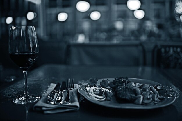 table de restaurant en verre servant du vin
