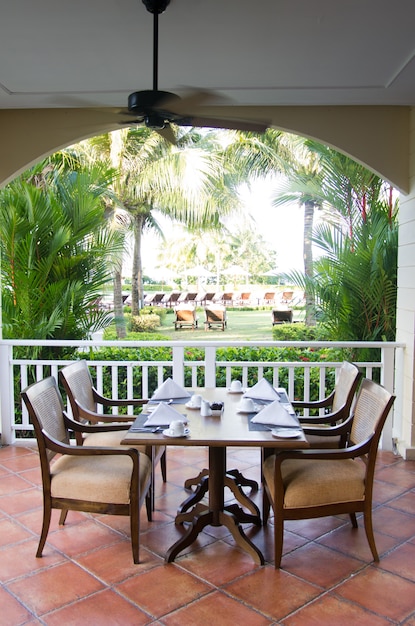 table de restaurant vide