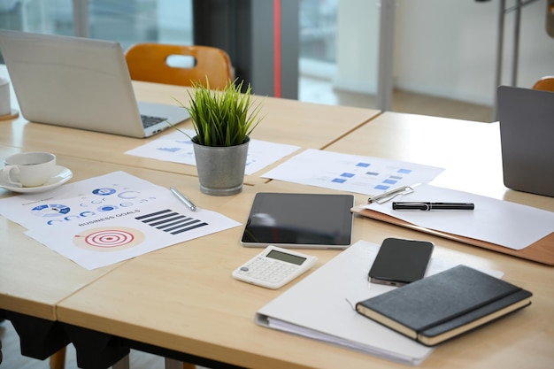 Table de réunion ou table de conférence avec ordinateur portable et autres