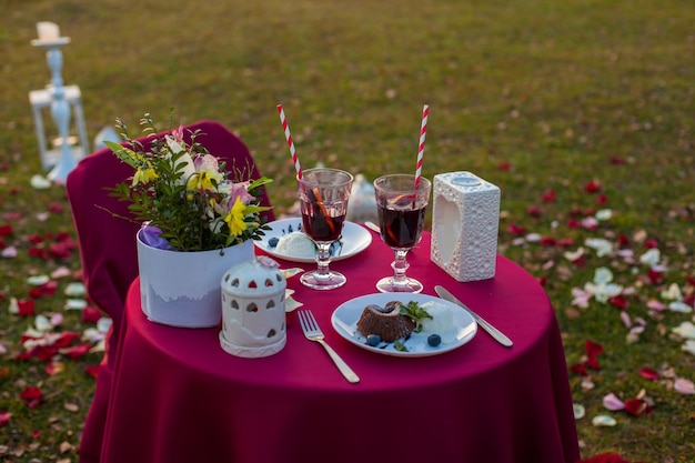 Table romantique pour deux en plein air