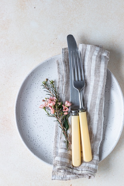 Table romantique ou printanière Couteau et fourchette petites fleurs roses et serviette en lin