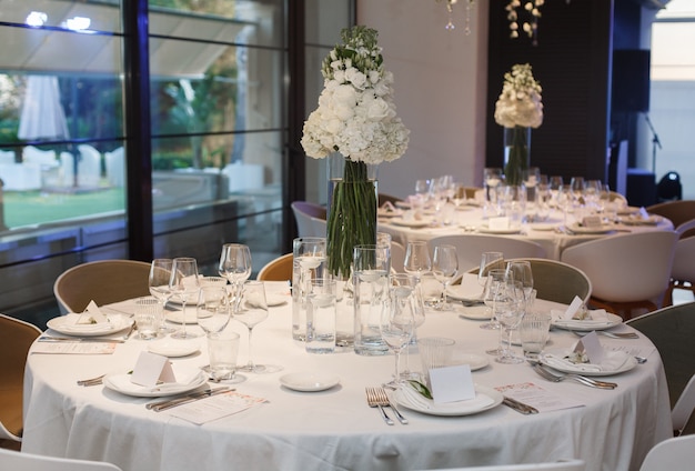 Table Ronde Avec Assiettes, Verre, Fourchette Et Couteau.