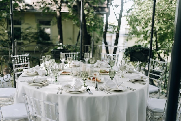 Table ronde dressée et servie à l'extérieur dans le parc