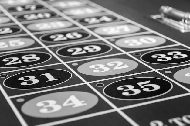 Table de roulette au casino de luxe. Photo noir et blanc