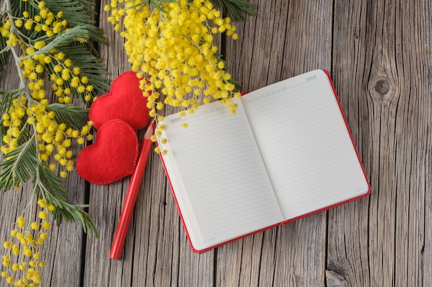 Table rurale en bois avec carnet et message d'amour