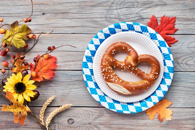 Table rustique en bois avec bretzel