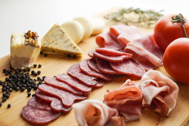 Table rustique de charcuterie et fromages ibériques