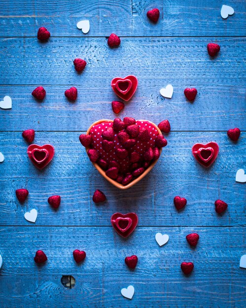 Table De La Saint-valentin, Avec Des Coeurs Et Divers éléments Romantiques