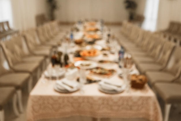 Table de salle de banquet en bokeh flou et défocalisé pour fête de mariage