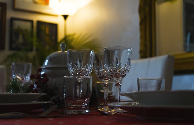 Table de salle à manger élégante avec verres à vin. Décor de Noël