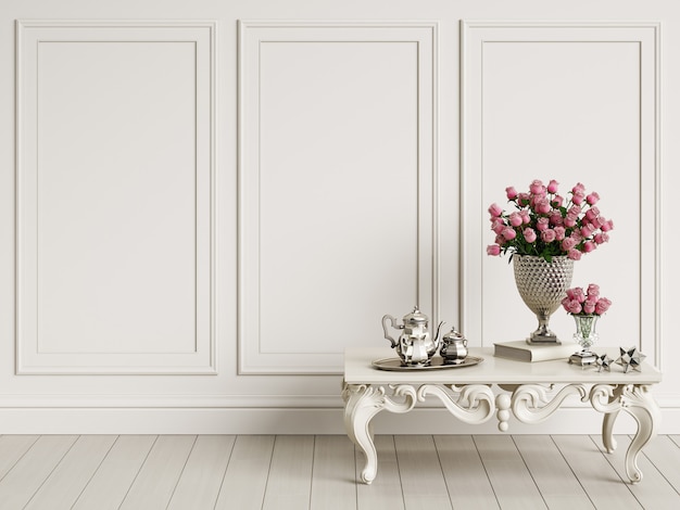 Table Sculptée Classique Avec Bouquet De Roses Et Service à Café En Argent Dans Un Intérieur Classique Avec Espace Copie