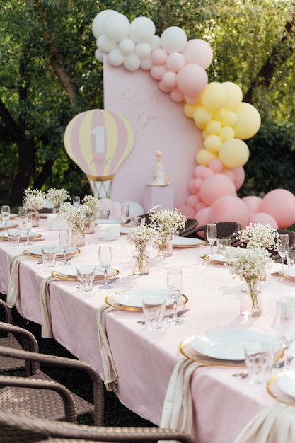 Photo sur la table se trouve un vase décoratif avec des fleurs séchées bel endroit d'été pour se détendre