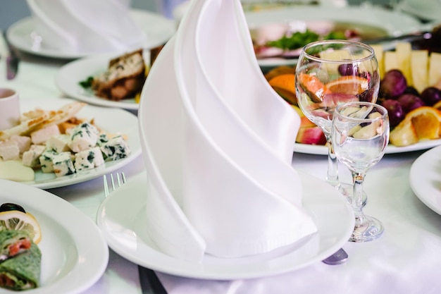 Table de service Assiette avec argenterie Couverts Serviette en lin Décoration de table de mariage Gros plan