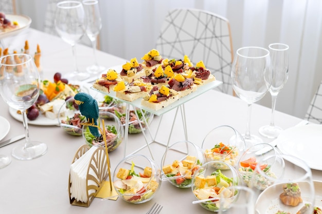 Table servie avec des amuse-gueules pour les vacances