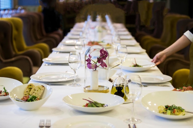 Table servie au restaurant Beaucoup d'assiettes vides Préparation du buffet