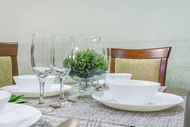 Table servie avec un bouquet de roses à l'intérieur d'une chambre d'hôtes de luxe moderne dans des studios de style minimaliste