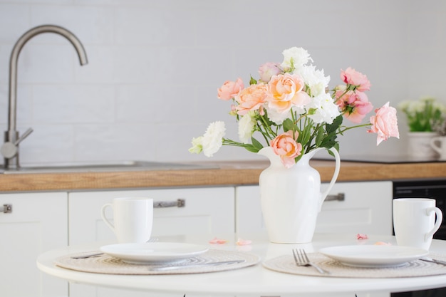 Table servie avec bouquet de roses