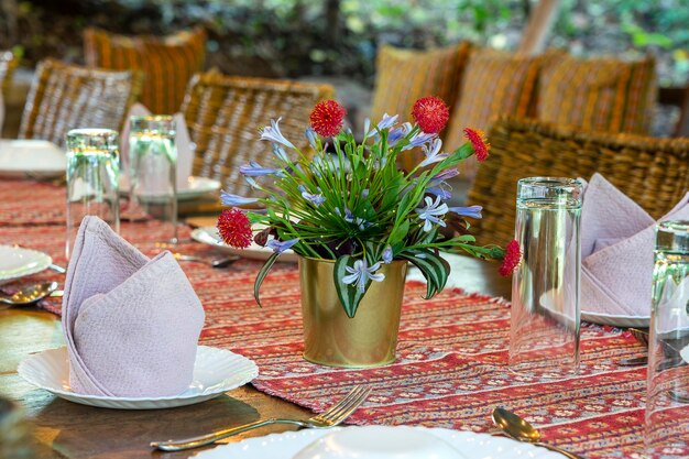 Table servie et chaises en rotin dans une terrasse de restaurant vide Tanzanie Afrique de l'Est