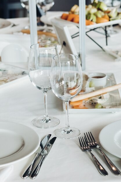 Table servie avec des collations et des verres à vin vides